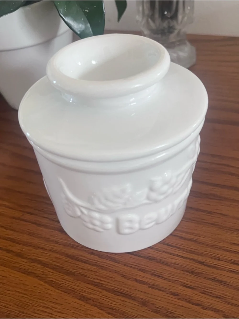 Fresh & creamy White Ceramic Embossed butter bell.